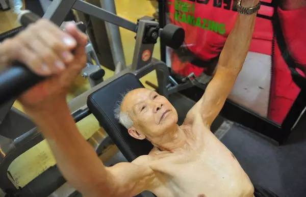 94歲健身爺爺爆紅！他還在運動，你有什么理由偷懶