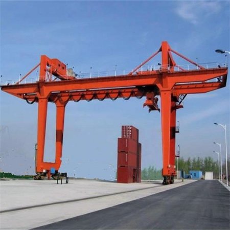集裝箱龍門吊可配置多種吊具，以適應(yīng)生產(chǎn)需求！