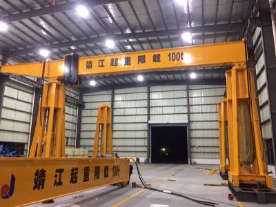 液壓龍門吊的工作原理由哪些步驟實現(xiàn)？