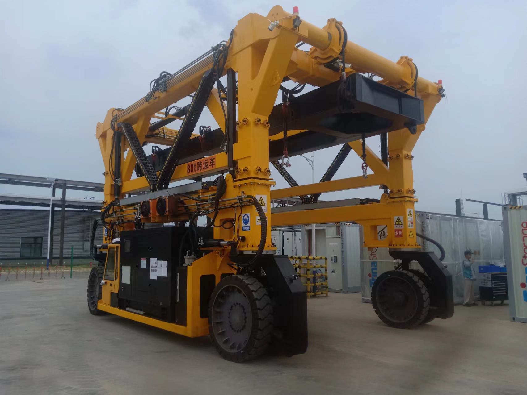 具有搬運、堆垛和裝卸功能的跨運車優(yōu)勢多 