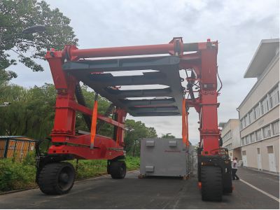 儲(chǔ)能跨運(yùn)車(chē)在新能源行業(yè)的應(yīng)用特點(diǎn)