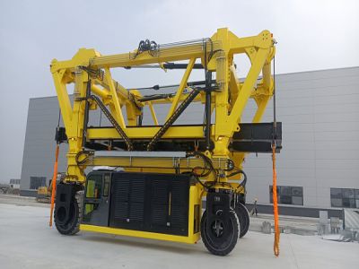 跨運(yùn)車在儲(chǔ)能行業(yè)高效搬運(yùn)