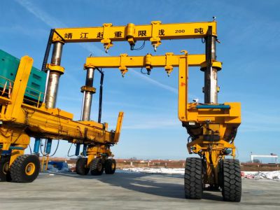 可折疊移動(dòng)式液壓龍門吊，搬運(yùn)靈活便捷。