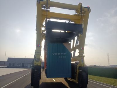 跨運(yùn)車是多行業(yè)的搬運(yùn)主力軍！