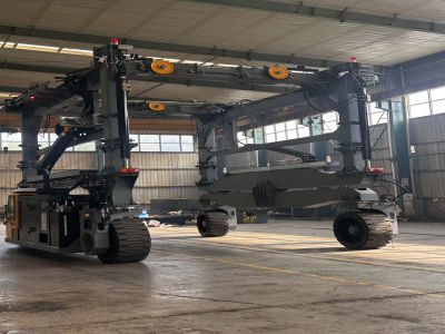 儲能跨運車高效作業(yè)，環(huán)保節(jié)能，應(yīng)用廣泛！